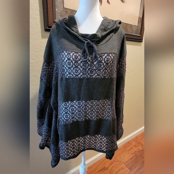 NWOT Mur Mur Poncho Style Top with Hood - Size L - Picture 2 of 8